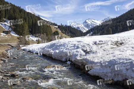 Schneeschmelze in den Schweizer Alpen