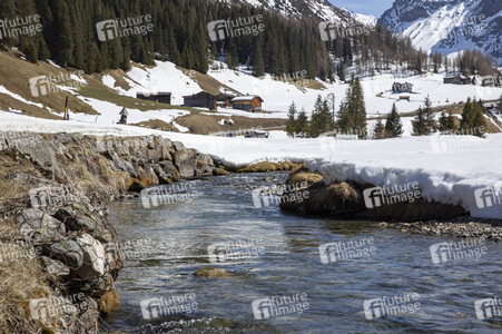 Schneeschmelze in den Schweizer Alpen