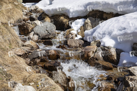 Schneeschmelze in den Schweizer Alpen