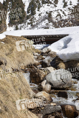 Schneeschmelze in den Schweizer Alpen