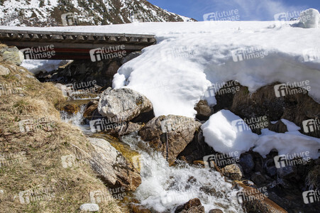 Schneeschmelze in den Schweizer Alpen