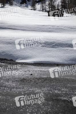 Schneeschmelze in den Schweizer Alpen