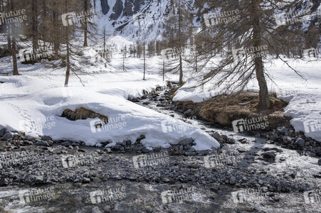Schneeschmelze in den Schweizer Alpen
