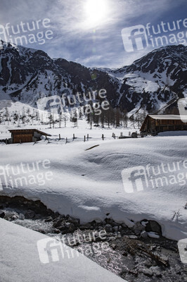 Schneeschmelze in den Schweizer Alpen