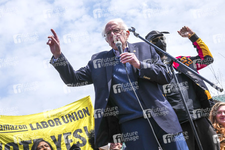 Bernie Sanders besucht Amazon-Gewerkschafter in New York