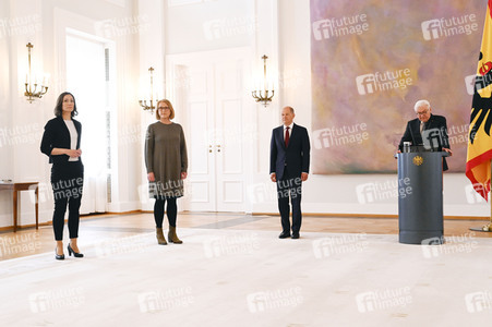Frank-Walter Steinmeier bei der Aushändigung von Urkunden in Berlin