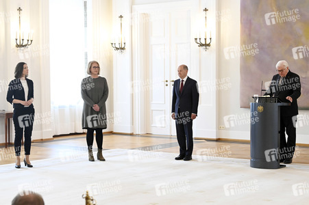 Frank-Walter Steinmeier bei der Aushändigung von Urkunden in Berlin