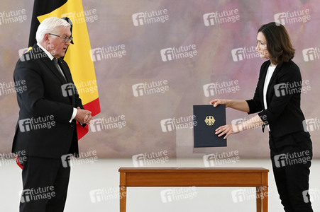 Frank-Walter Steinmeier bei der Aushändigung von Urkunden in Berlin