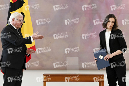 Frank-Walter Steinmeier bei der Aushändigung von Urkunden in Berlin