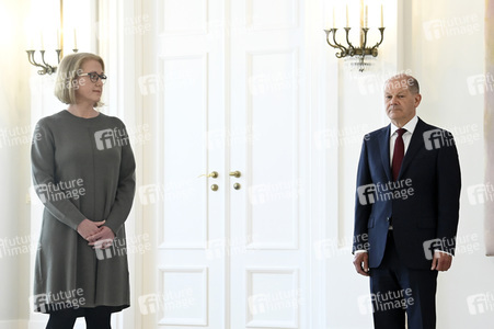 Frank-Walter Steinmeier bei der Aushändigung von Urkunden in Berlin