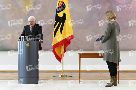 Frank-Walter Steinmeier bei der Aushändigung von Urkunden in Berlin