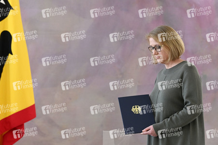 Frank-Walter Steinmeier bei der Aushändigung von Urkunden in Berlin