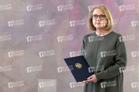 Frank-Walter Steinmeier bei der Aushändigung von Urkunden in Berlin