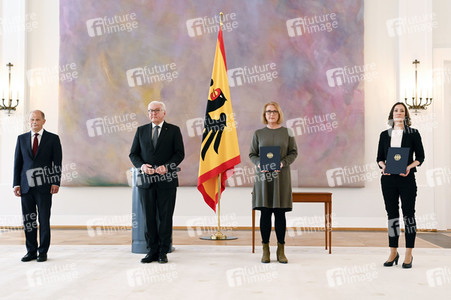 Frank-Walter Steinmeier bei der Aushändigung von Urkunden in Berlin