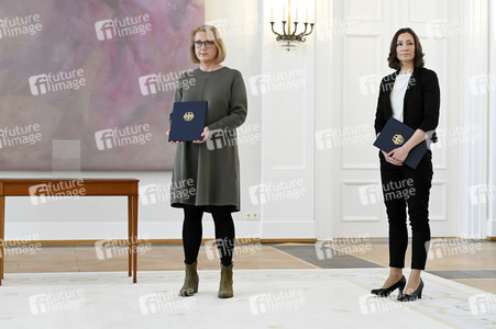 Frank-Walter Steinmeier bei der Aushändigung von Urkunden in Berlin