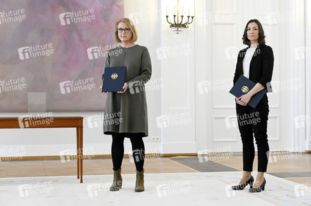 Frank-Walter Steinmeier bei der Aushändigung von Urkunden in Berlin