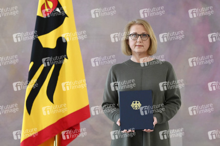 Frank-Walter Steinmeier bei der Aushändigung von Urkunden in Berlin