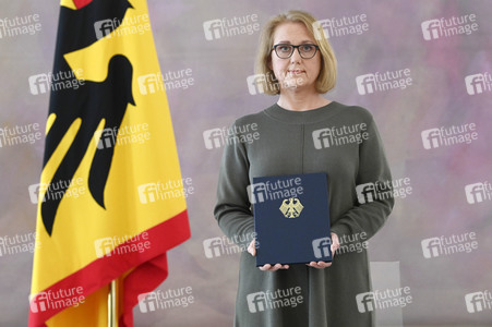 Frank-Walter Steinmeier bei der Aushändigung von Urkunden in Berlin