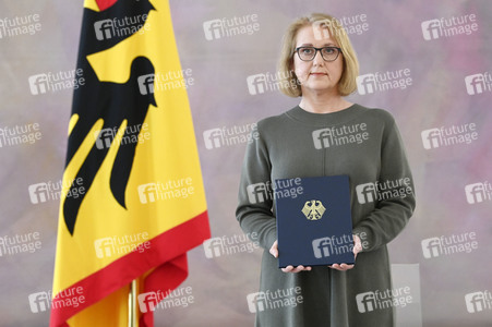 Frank-Walter Steinmeier bei der Aushändigung von Urkunden in Berlin
