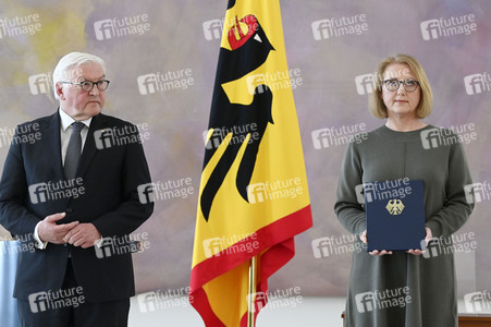 Frank-Walter Steinmeier bei der Aushändigung von Urkunden in Berlin