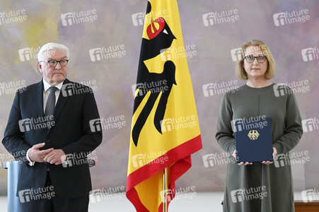 Frank-Walter Steinmeier bei der Aushändigung von Urkunden in Berlin