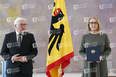 Frank-Walter Steinmeier bei der Aushändigung von Urkunden in Berlin