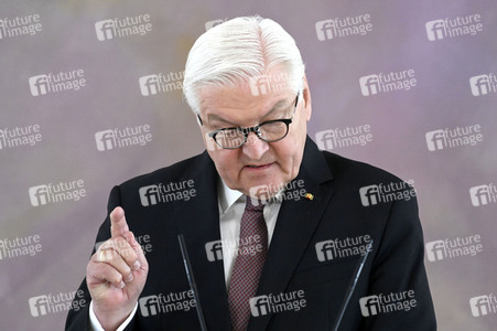 Verleihung des Verdienstkreuzes 1. Klasse an Ulrich Matthes in Berlin
