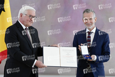 Verleihung des Verdienstkreuzes 1. Klasse an Ulrich Matthes in Berlin