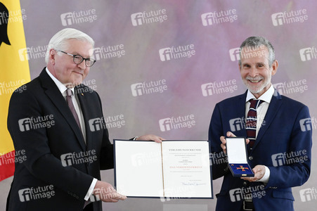 Verleihung des Verdienstkreuzes 1. Klasse an Ulrich Matthes in Berlin