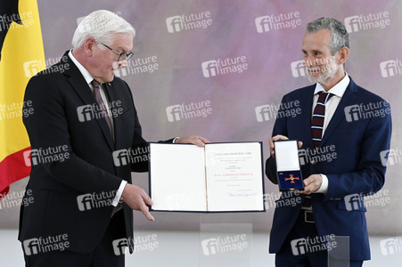 Verleihung des Verdienstkreuzes 1. Klasse an Ulrich Matthes in Berlin