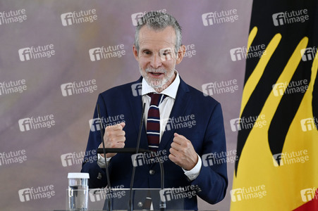 Verleihung des Verdienstkreuzes 1. Klasse an Ulrich Matthes in Berlin