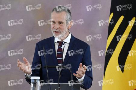 Verleihung des Verdienstkreuzes 1. Klasse an Ulrich Matthes in Berlin