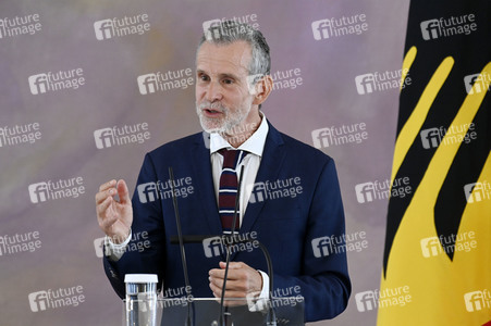 Verleihung des Verdienstkreuzes 1. Klasse an Ulrich Matthes in Berlin