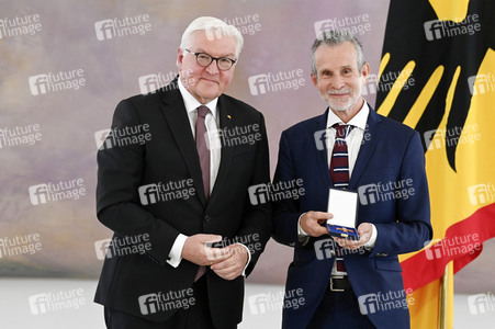 Verleihung des Verdienstkreuzes 1. Klasse an Ulrich Matthes in Berlin