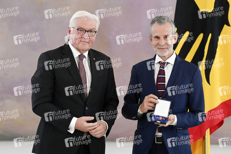 Verleihung des Verdienstkreuzes 1. Klasse an Ulrich Matthes in Berlin