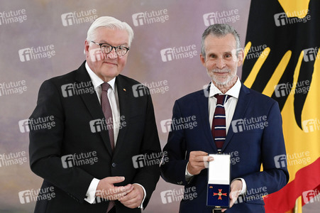 Verleihung des Verdienstkreuzes 1. Klasse an Ulrich Matthes in Berlin