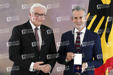 Verleihung des Verdienstkreuzes 1. Klasse an Ulrich Matthes in Berlin