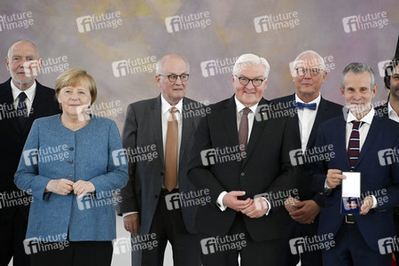 Verleihung des Verdienstkreuzes 1. Klasse an Ulrich Matthes in Berlin