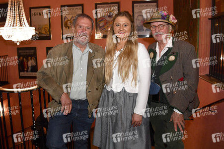 Theaterpremiere 'Das Brautkleid' in München