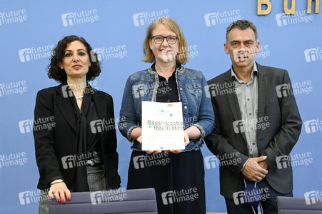 Bundespressekonferenz Erste Ergebnisse des Nationalen Diskriminierungs- und Rassismusmonitors in Berlin