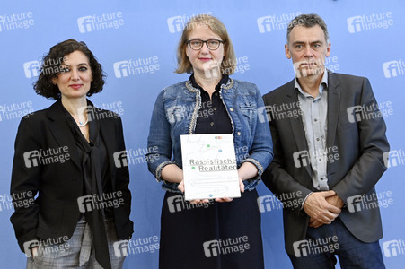 Bundespressekonferenz Erste Ergebnisse des Nationalen Diskriminierungs- und Rassismusmonitors in Berlin