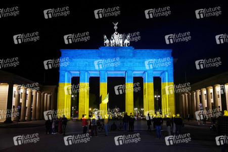 Das Brandenburger Tor in den ukrainischen Nationalfarben in Berlin