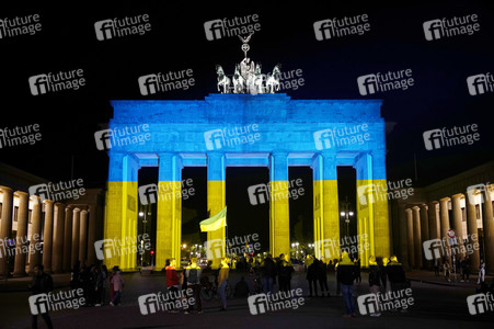 Das Brandenburger Tor in den ukrainischen Nationalfarben in Berlin