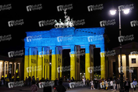 Das Brandenburger Tor in den ukrainischen Nationalfarben in Berlin