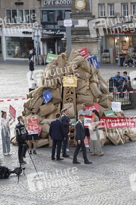 Eintrag von G7-Finanzminstern ins Goldene Buch der Stadt Bonn
