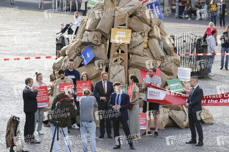Eintrag von G7-Finanzminstern ins Goldene Buch der Stadt Bonn