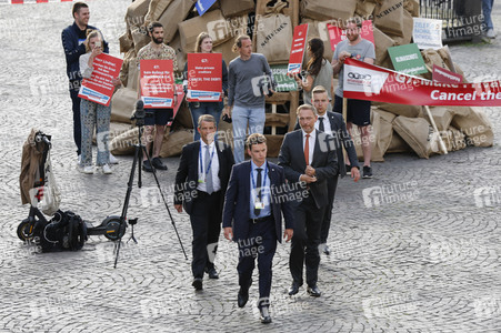 Eintrag von G7-Finanzminstern ins Goldene Buch der Stadt Bonn