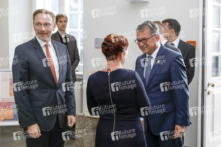 Eintrag von G7-Finanzminstern ins Goldene Buch der Stadt Bonn