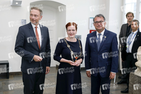 Eintrag von G7-Finanzminstern ins Goldene Buch der Stadt Bonn