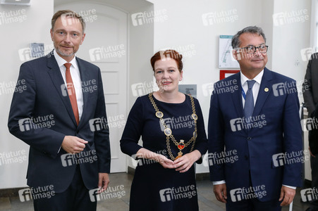 Eintrag von G7-Finanzminstern ins Goldene Buch der Stadt Bonn